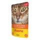 Verpackung für Katzenfuttersuppe mit einer Nahaufnahme des Gesichts einer Katze, beschriftet mit "Soup" und "Huhn mit Karotte & Spinat" sowie "Josera."