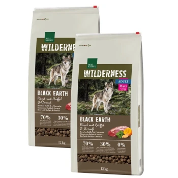Zwei Tüten Real Nature Wilderness Black Earth Hundefutter, jeweils 12 kg, mit einem Wolf auf der Vorderseite und der Angabe '70% Fleisch, 30% andere Zutaten.'