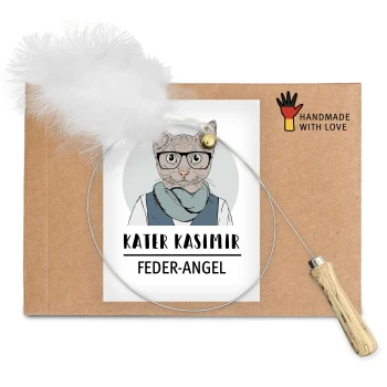 Eine Pappverpackung mit einer verspielten Katzenillustration und dem Text 'KATER KASIMIR FEDER-ANGEL' sowie einem angehängten Feder-Spielzeug.