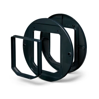 Drei dunkelgraue Kunststoffdeckel für Haustierfutterbehälter in verschiedenen Größen, auf einem weißen Hintergrund gestapelt.