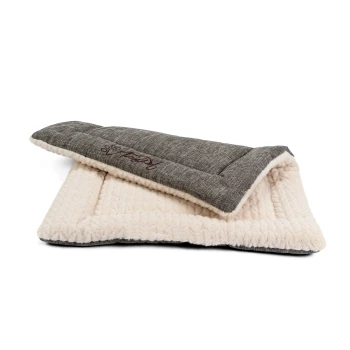 Ein gemütliches Tierbett mit einer grauen, strukturierten Oberseite und einer weichen, cremefarbenen Unterseite, mit gesticktem Text auf der grauen Seite.