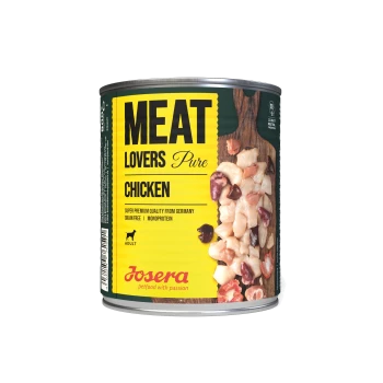 Dosenfutter für Haustiere mit der Aufschrift "Fleischliebhaber reines Huhn" von Josera, mit Hühner- und Leberstücken auf einer Holzoberfläche.