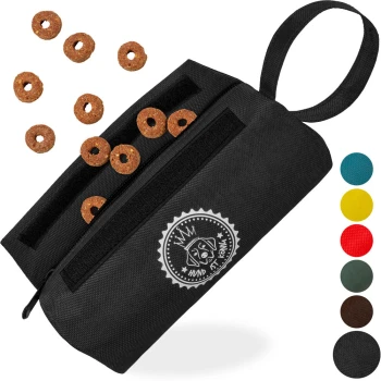 Eine schwarze Leckerlitasche für Haustiere mit einem Logo, das einen Hund zeigt, umgeben von verstreuten braunen Hundeleckerlis und Farbmuster auf der rechten Seite.