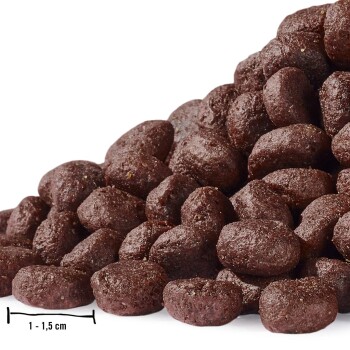 Nahaufnahme eines Haufens von dunkelbraunen Haustierfutter-Kibble, jedes Stück misst 1-1,5 cm und zeigt eine strukturierte Oberfläche.