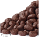 Nahaufnahme eines Haufens von dunkelbraunen Haustierfutter-Kibble, jedes Stück misst 1-1,5 cm und zeigt eine strukturierte Oberfläche.