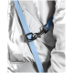 Nahaufnahme eines hellblauen Haustiergeschirrriemens mit einem schwarzen Metallclip, der an einer grauen, gepolsterten Jacke befestigt ist.