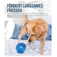 Ein Golden Retriever Welpe spielt mit einem blauen Orbee-Tuff Lil' Ball auf einer weißen Bettdecke, die langsames Füttern für Hunde fördert.