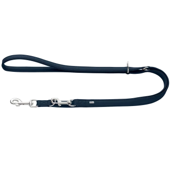 Dunkelblaue, gepolsterte Lederhundeleine mit silbernen Drehkarabinern, D‑Ring und kleinem Metall-Logoanhänger.