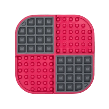Eine rote und graue Haustierfütterungsmatte, die in vier Abschnitte unterteilt ist und strukturierte Oberflächen für die Futterplatzierung bietet.