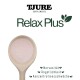 Bild von TJURE Supplements Relax Plus mit einem Holzlöffel pinkem Pulver, das Vorteile für Angst, Nervosität und Konzentration zeigt.