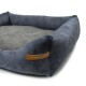 Ein plüschiges, dunkelgraues Haustierbett mit erhöhten Rändern und einem weichen Zentrum, mit einem Lederetikett, das "REXPRODUCT.COM" liest.