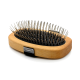 Eine Holz-Haustierbürste mit Metallborsten und einem schwarzen Gummiboden, entworfen für effektive Entfernung von Haustierhaaren.