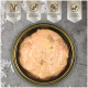 Nasses Haustierfutter in einer goldenen Dose mit einer glatten, rosa Mischung; getreidefrei, proteinreich, zuckerfrei und angereichert mit den Vitaminen A, E und D3.