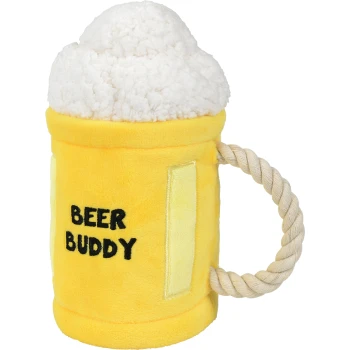 Een pluche hondenspeelgoed in de vorm van een bierpul, geel met een witte fluffy bovenkant, met de tekst 'BEER BUDDY' aan de zijkant.