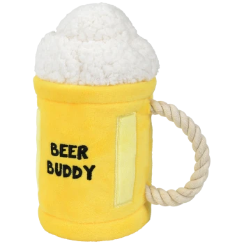 Ein plüschiges Hundespielzeug in Form eines Bierkrugs, gelb mit einem weißen, flauschigen oberen Teil, mit dem Text 'BEER BUDDY' an der Seite.
