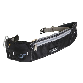 Schwarze Hüfttasche für Haustiere mit mehreren Reißverschlusstaschen und einem Karabinerclip, mit dem Logo "DOOG."