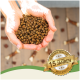 Zwei Schalen mit Haustierfutter, eine gelbe und eine grüne, gefüllt mit braunem Futter und mit verschiedenen Nährwertangaben auf Deutsch beschriftet.
