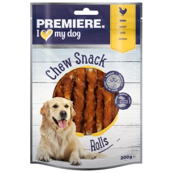 Een golden retriever zit naast een verpakking van PREMIERE Chew Snack Rolls, met kip-smaak traktaties, 200g.
