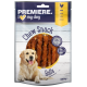 Een golden retriever zit naast een verpakking van PREMIERE Chew Snack Rolls, met kip-smaak traktaties, 200g.