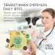 Ein Tierarzt hält einen kleinen Hund, während er "Milo & Mia Daily Bites" für die Verdauungsgesundheit bewirbt, mit einer gelben Dose, die "Magen & Darm" beschriftet ist.