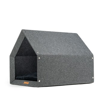 Graues Filzhaustierhaus mit einem dreieckigen Dach und einem weichen schwarzen Kissen innen, entworfen für kleine Haustiere.