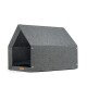 Graues Filzhaustierhaus mit einem dreieckigen Dach und einem weichen schwarzen Kissen innen, entworfen für kleine Haustiere.