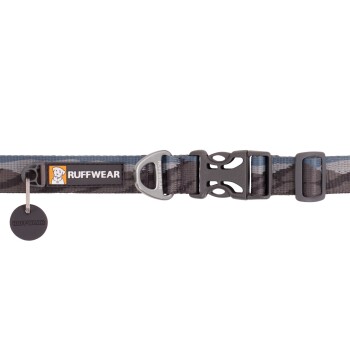 Ein strapazierfähiges Hundehalsband im blauen und grauen Camouflage-Muster mit einer schwarzen Schnalle und einem Anhänger, der das "RUFFWEAR"-Logo zeigt.