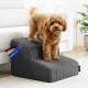 Kleiner brauner Hund auf grauen, gerippten zweistufigen Haustierstufen neben dem Sofa; Etikett 'DEUTSCHE MARKE' und 'MADE IN EU'