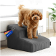 Kleiner brauner Hund auf grauen, gerippten zweistufigen Haustierstufen neben dem Sofa; Etikett 'DEUTSCHE MARKE' und 'MADE IN EU'