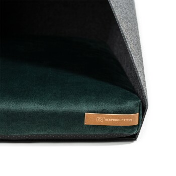 Ein gemütliches Haustierbett mit einem dunkelgrünen Plüschkissen und einem grauen Filzüberzug, mit einem sichtbaren Etikett, das "RexProduct.com" liest.