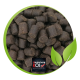 Nahaufnahme von dunkelbraunen Koi-Fischpellets, mit dem Markenlogo 'Niederrhein Koi' sichtbar am Boden.