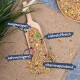 Eine Holzschaufel hält eine Samen- und Getreidemischung, beschriftet mit Vorteilen: ausgewogen, nährstoffreich, zahnreinigend und vitaminreich.