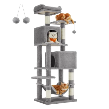 Ein hoher grauer Katzenbaum mit zwei orangen Katzen und einer weißen Katze: eine in einer Hängematte, eine, die aus einem Würfel schaut, und eine oben.