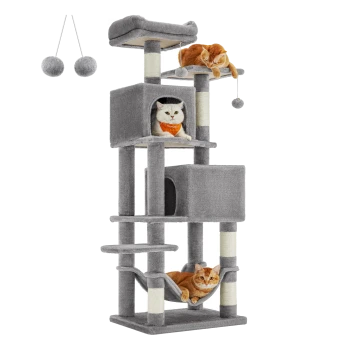Ein hoher grauer Katzenbaum mit zwei orangen Katzen und einer weißen Katze: eine in einer Hängematte, eine, die aus einem Würfel schaut, und eine oben.