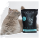 Eine graue Katze schaut neugierig auf einen Beutel Cat's Love Erwachsenenfutter, der ein schwarzes Design mit einem Katzenkopf und Lachs als Hauptzutat zeigt.