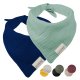 Zwei Haustierbandanas in Marineblau und Mintgrün mit "pluper"-Etiketten, plus fünf Farboptionen: Gelb, Weiß, Dunkelgrün, Schwarz, Burgunder.
