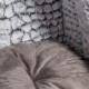 Ein gemütliches Haustierbett mit einem plüschigen grauen Kissen und einem weichen, strukturierten grau-weißen Muster im Inneren.