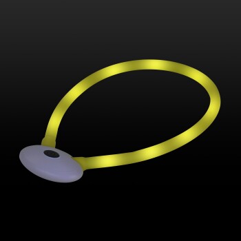 Ein leuchtendes gelbes LED-Halsband für Haustiere mit einer runden Lichtbasis, entworfen für Sichtbarkeit bei nächtlichen Spaziergängen.