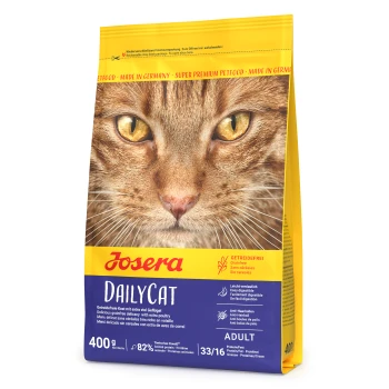 Nahaufnahme eines gelben und blauen Josera DailyCat-Beutels, beschriftet mit "Getreidefrei," "Leicht verdaulich," "Anti-Haarball," mit Nährwertinformationen.