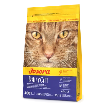 Nahaufnahme eines gelben und blauen Josera DailyCat-Beutels, beschriftet mit "Getreidefrei," "Leicht verdaulich," "Anti-Haarball," mit Nährwertinformationen.