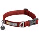 Rotes Hundehalsband von Ruffwear mit einem silbernen Metall-D-Ring und einem Schnellverschluss, mit einem Anhänger, der das Ruffwear-Logo zeigt.