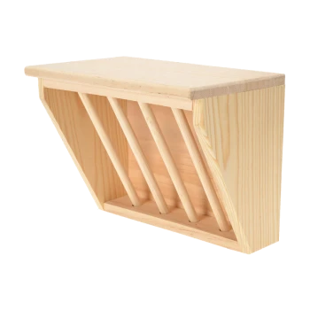Conteneur de stockage de nourriture pour animaux en bois avec un dessus incliné et des lattes verticales pour la ventilation, idéal pour garder la nourriture pour animaux fraîche.