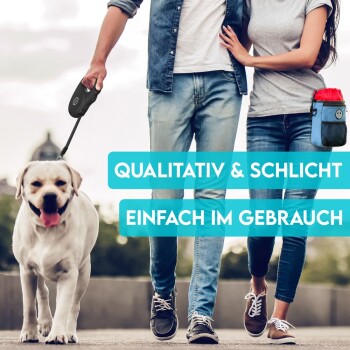 Ein Paar geht mit einem weißen Hund an der Leine in einem Park, mit Textüberlagerung, die "QUALITATIV & SCHLICHT" und "EINFACH IM GEBRAUCH" besagt.