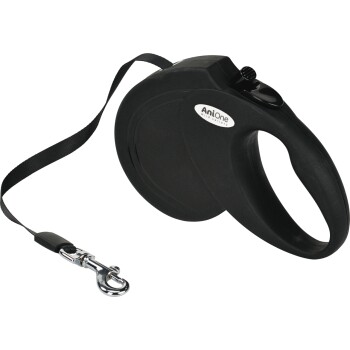 Schwarze AniOne-Rollleine mit ergonomischem Griff, schwarzem Band und silbernem Metallkarabiner; mit Aufschrift 'AniOne'.