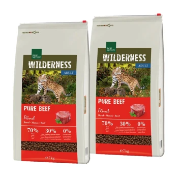 Zwei Beutel Real Nature Wilderness Katzenfutter, "Reines Rindfleisch," mit einer Wildkatze auf einem Baumstamm. Enthält 70% Fleisch, 30% Früchte/Gemüse, 0% Getreide.