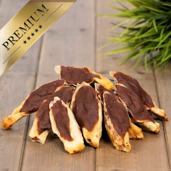 Premium-Hundeleckerlis, die auf einer Holzoberfläche angeordnet sind, mit einem goldenen "PREMIUM"-Label in der oberen linken Ecke.