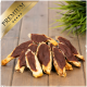 Premium-Hundeleckerlis, die auf einer Holzoberfläche angeordnet sind, mit einem goldenen "PREMIUM"-Label in der oberen linken Ecke.