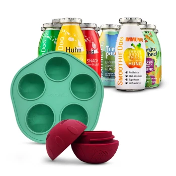 Flaschen mit SmoothieDog Hundesnacks in verschiedenen Geschmacksrichtungen mit einer grünen Silikonform und einem roten Leckerli-Spender, der eine Snackkugel hält.