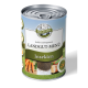 Dose mit Bellfor Landgut-Menü Insekten-Hundefutter, vor einer malerischen Kulisse, mit Bildern von Karotten und anderen Zutaten.