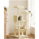 Ein beiger Kratzbaum mit drei Katzen: eine graue getigerte Katze, die aus einem Fach schaut, eine grau-weiße Katze oben und eine hellorangefarbene Katze in einer Hängematte.